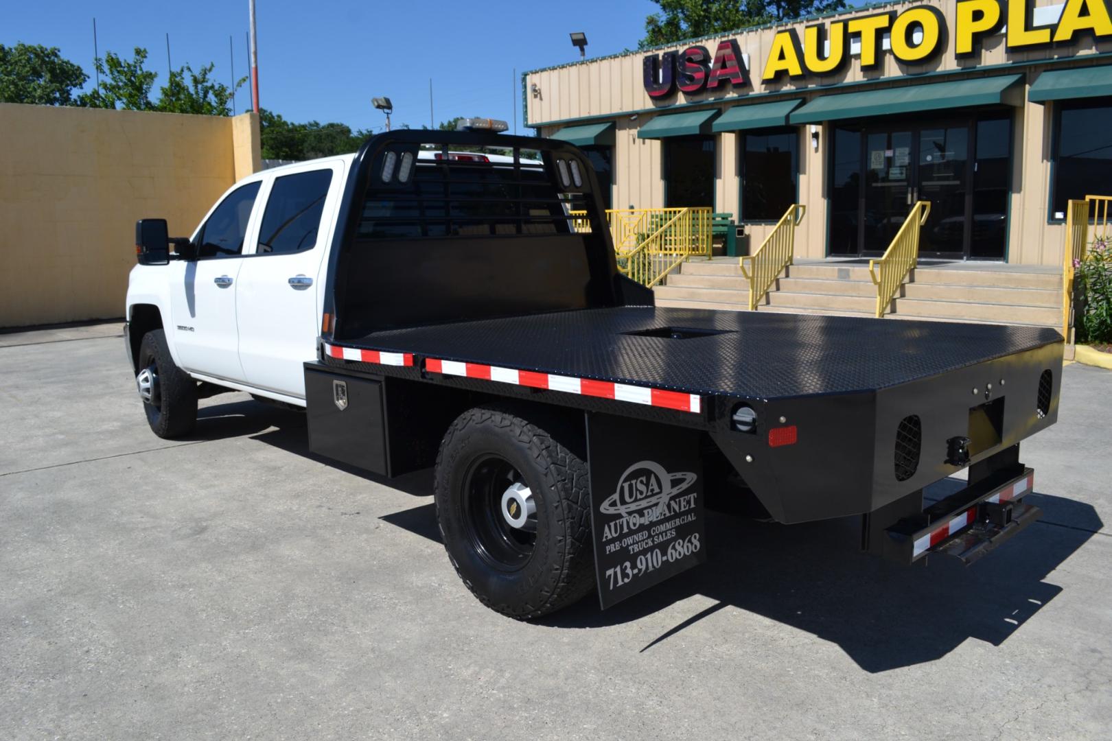 2019 WHITE /BLACK CHEVROLET 3500 with an VORTEC 6.0L V8 engine, AUTOMATIC transmission, located at 9172 North Fwy, Houston, TX, 77037, (713) 910-6868, 29.887470, -95.411903 - 13,200LB GVWR, 9FT FLATBED, 98" WIDE, GOOSNECK/BUMPER PULL HITCH, POWER WINDOWS, LOCKS, & MIRRORS, COLD A/C - Photo#6